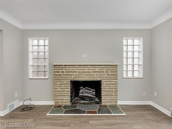 5th image of 19196 Berden St