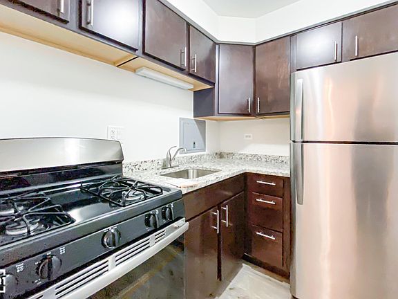 3rd image of 6211 N Winthrop Ave #206