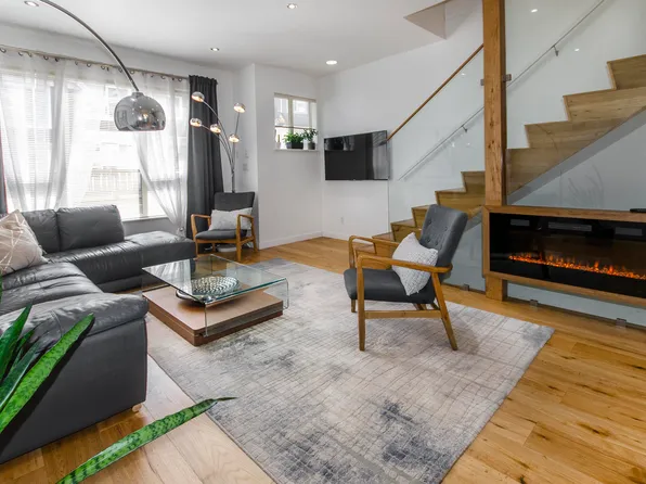 3105 Dayanee Springs Blvd #121, Coquitlam, BC V3E 0C2