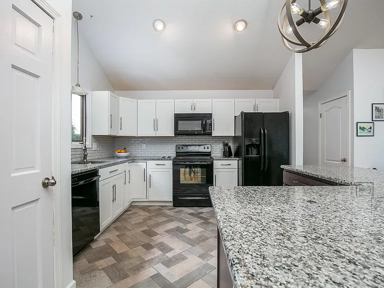 80 Lancaster Dr — Photo 5