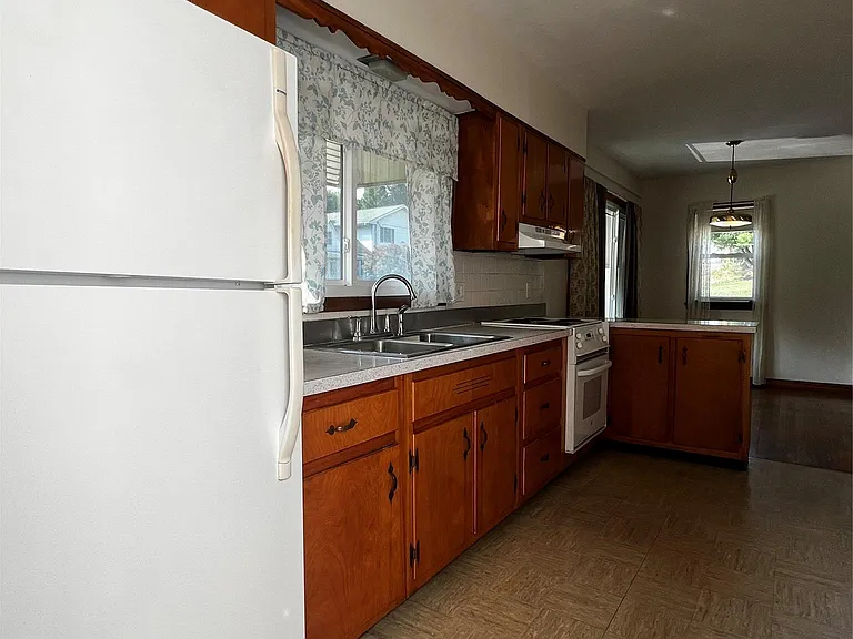 105 Cedar Ave — Photo 2