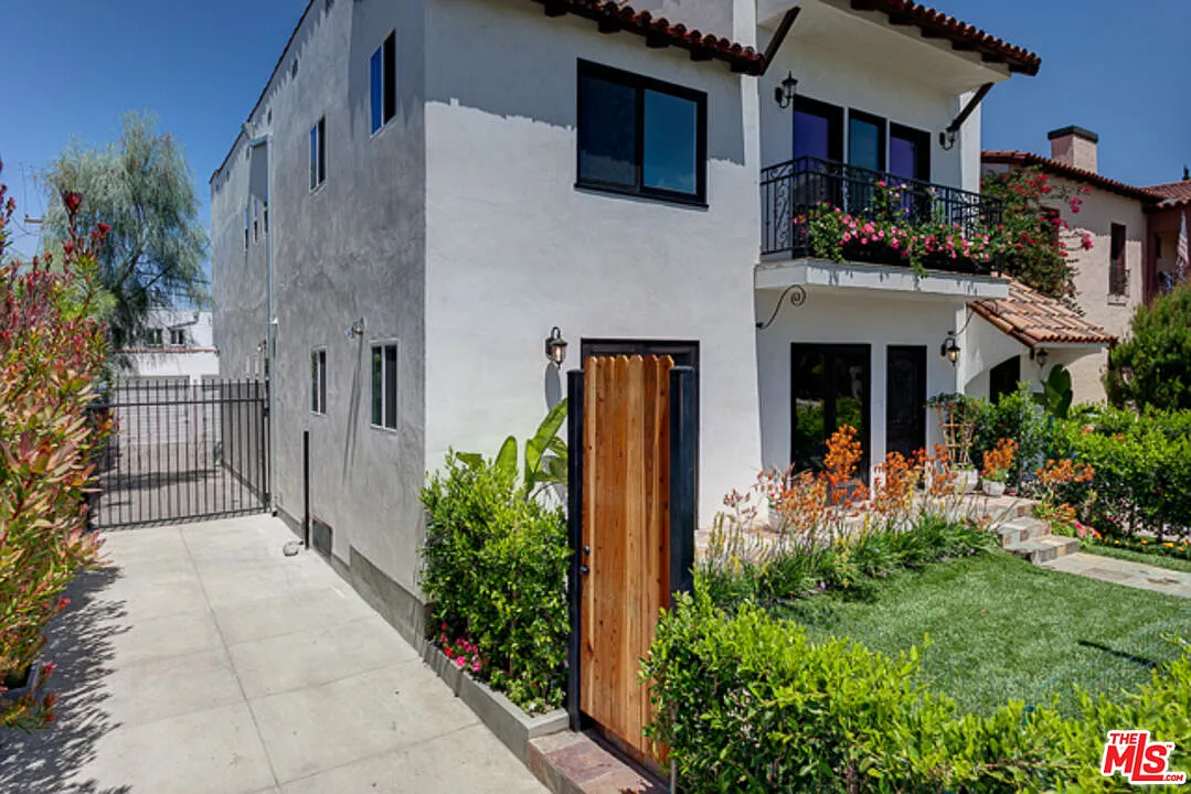Building Photo - 831 S Curson Ave