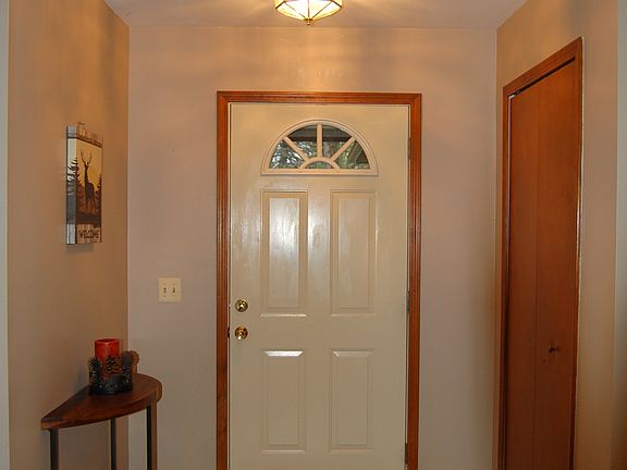 3rd image of 33623 Edmonton St