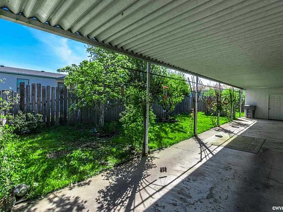 2nd image of 810 Mazama Ave