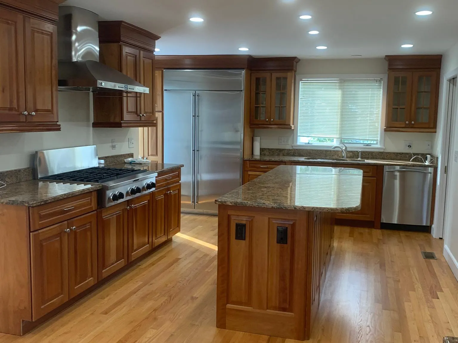 5 bed, 2.5 bath, 4000 sqft, $15,000 — Photo 3