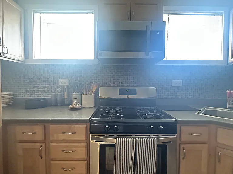1015 W 31st Pl #1A — Photo 5