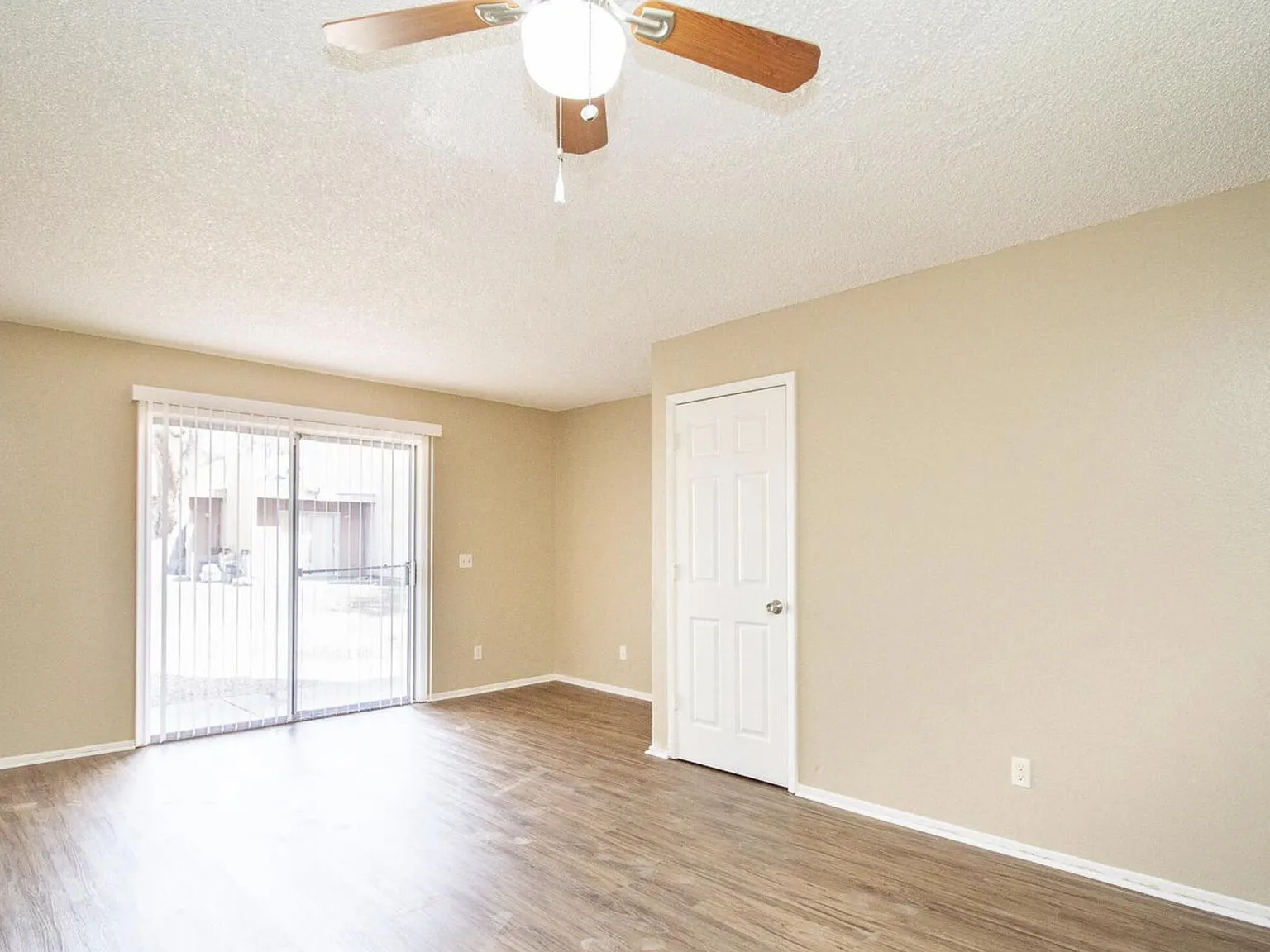 2 bed, 1.5 bath, 929 sqft, $1,300 — Photo 1