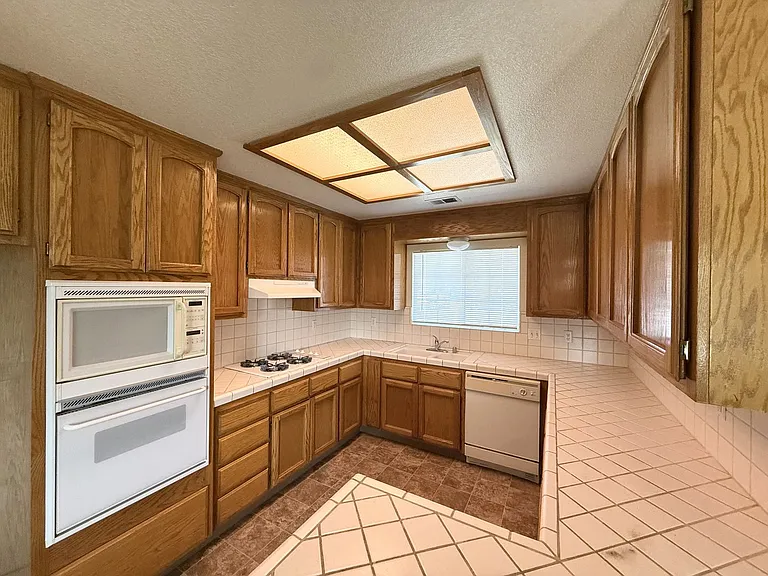 1250 Clearview Dr — Photo 3