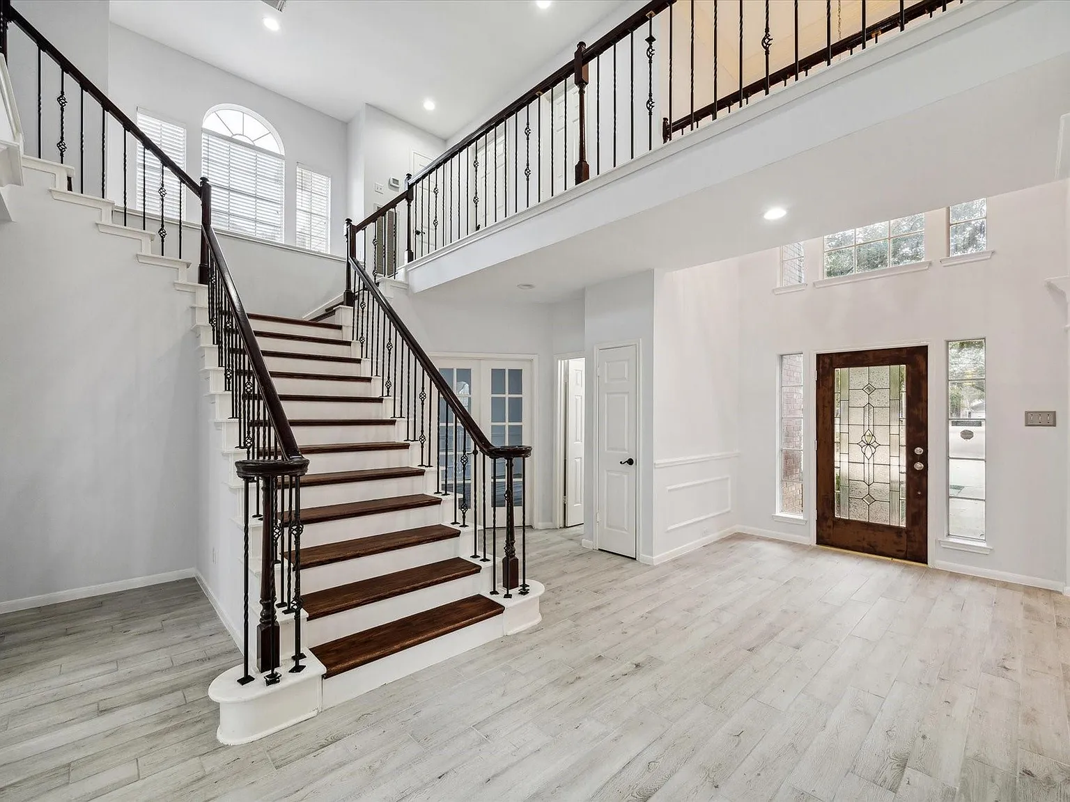 4 bed, 4.0 bath, 3426 sqft, $3,650 — Photo 2