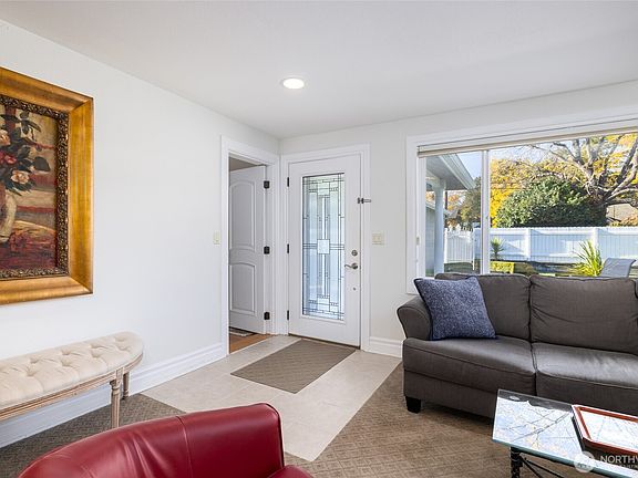 5th image of 733 Maple Avenue