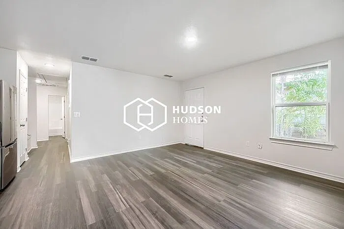 3 bed, 2.0 bath, 872 sqft, $1,599 — Photo 3
