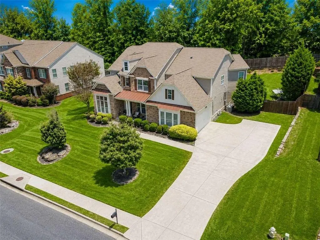5 bed, 4.5 bath, 4341 sqft, $3,900 — Photo 2
