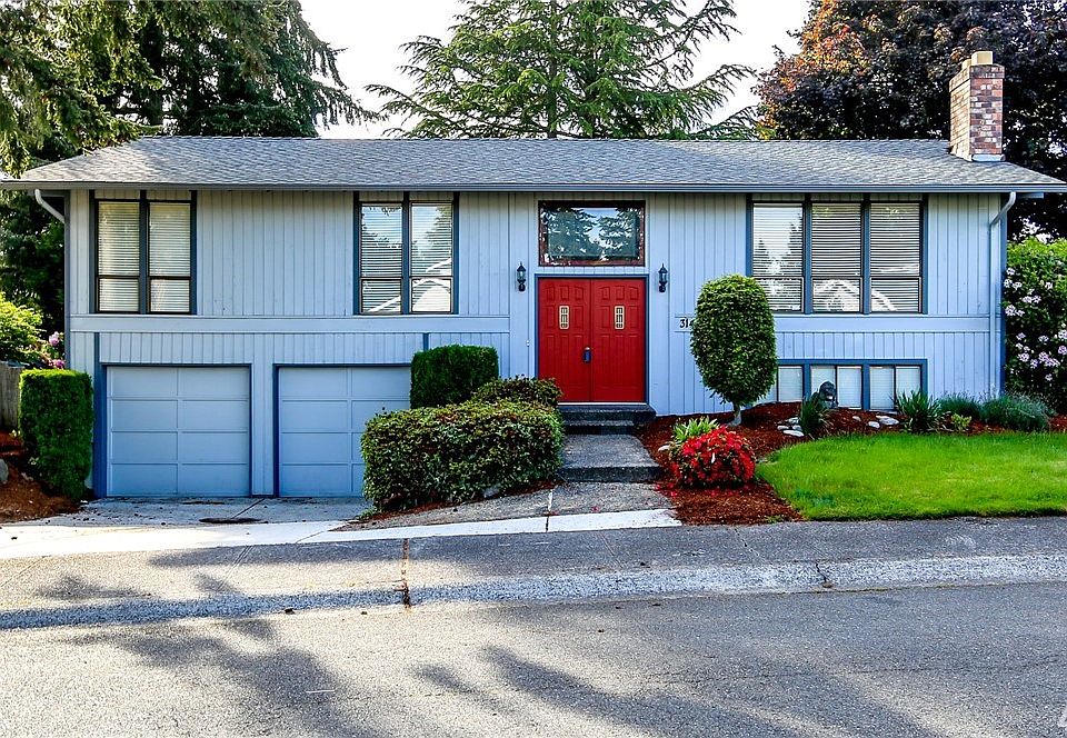 Wonderful Twin Lakes 4 bedroom,2.25 bathroom split entry home. This home was built in 1973 and has 2440 square feet on an 8,000 SF fenced lot. Memberships are available to the Twin Lakes Golf and Country Club which offers golf, tennis, swimming and dining. The neighborhood has a HOA with a security patrol.  This home features a 2 year old composition roof and a new driveway and water line.
