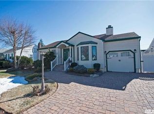 19 Bentley Rd, Plainview, NY 11803