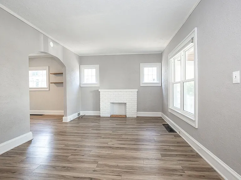 1487 Roycroft Ave — Photo 14