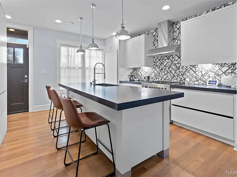 370 E Grand Blvd — Photo 7