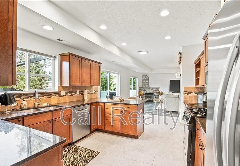 2522 W Juliann Ct — Photo 6