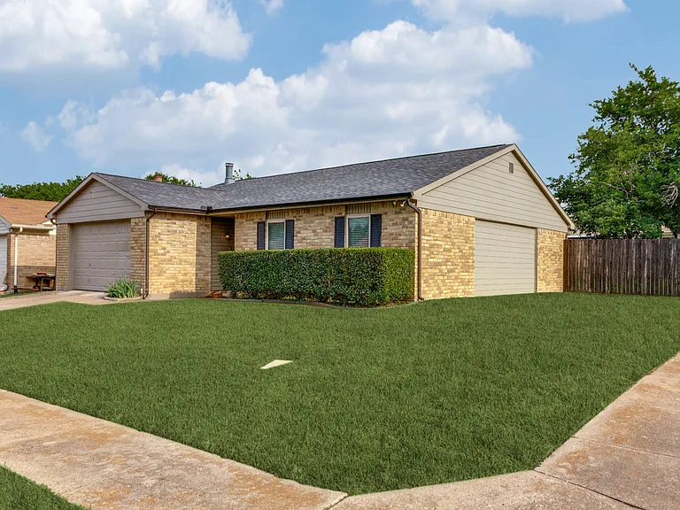 6900 Sandstone Ct — Photo 2