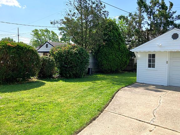 Nice sized rear yard. Plenty of driveway space.