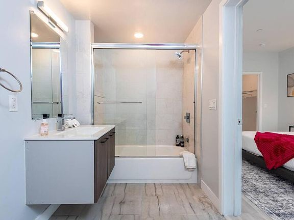 4th image of 917 S Berendo St #401