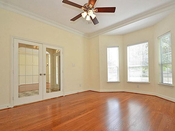 3rd image of 2211 Greenhaven Dr