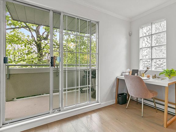 4th image of 825 W 15th Ave #202