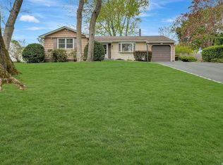 5 Apex Ln, Ridge, NY 11961