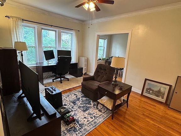 3rd image of 613 W Arlington Pl