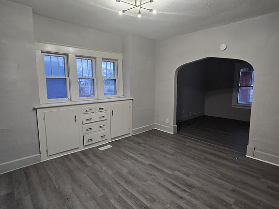 4th image of 2358 Putnam St #1