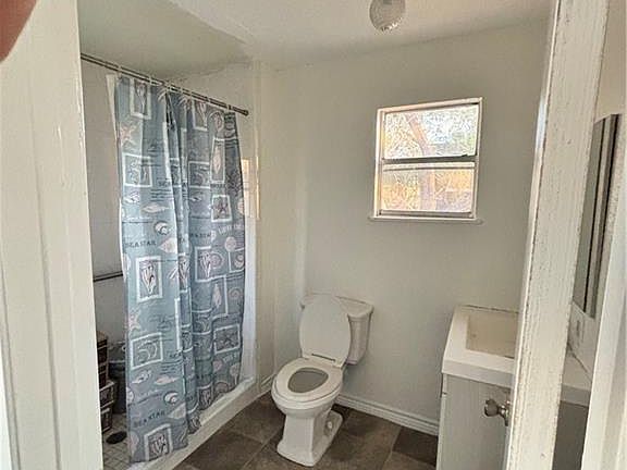 4th image of 811 Anaquitas St
