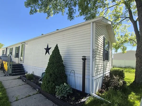 29991 Charleston Ct, New Baltimore, MI 48051