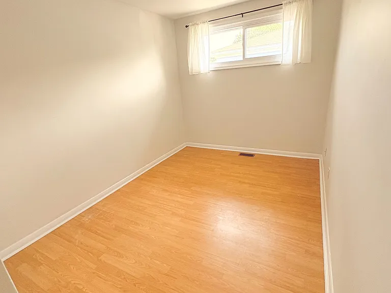 319 Dovedale Dr — Photo 8