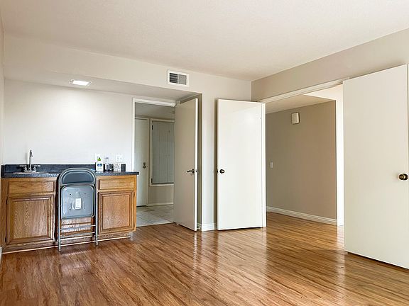 4th image of 1034 E Romney Dr
