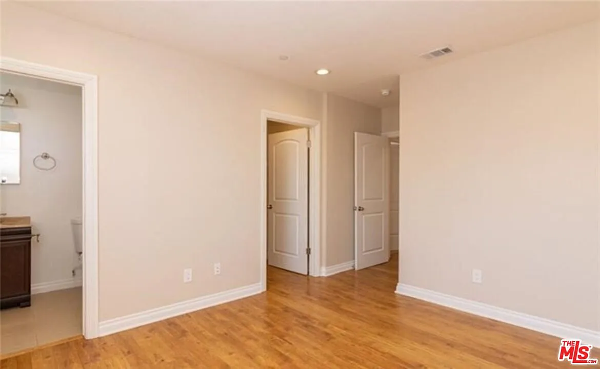 3 bed, 2.0 bath, 1100 sqft, $3,250 — Photo 4