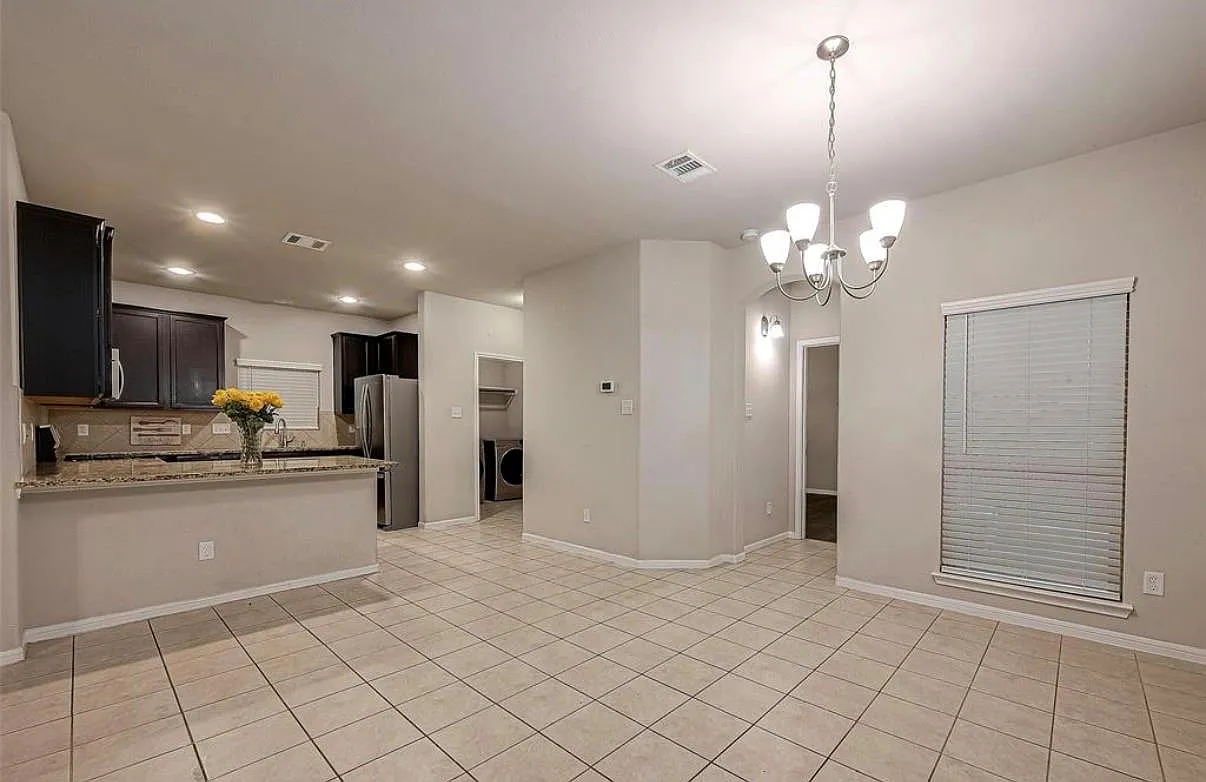 3 bed, 2.0 bath, 1505 sqft, $2,190 — Photo 2