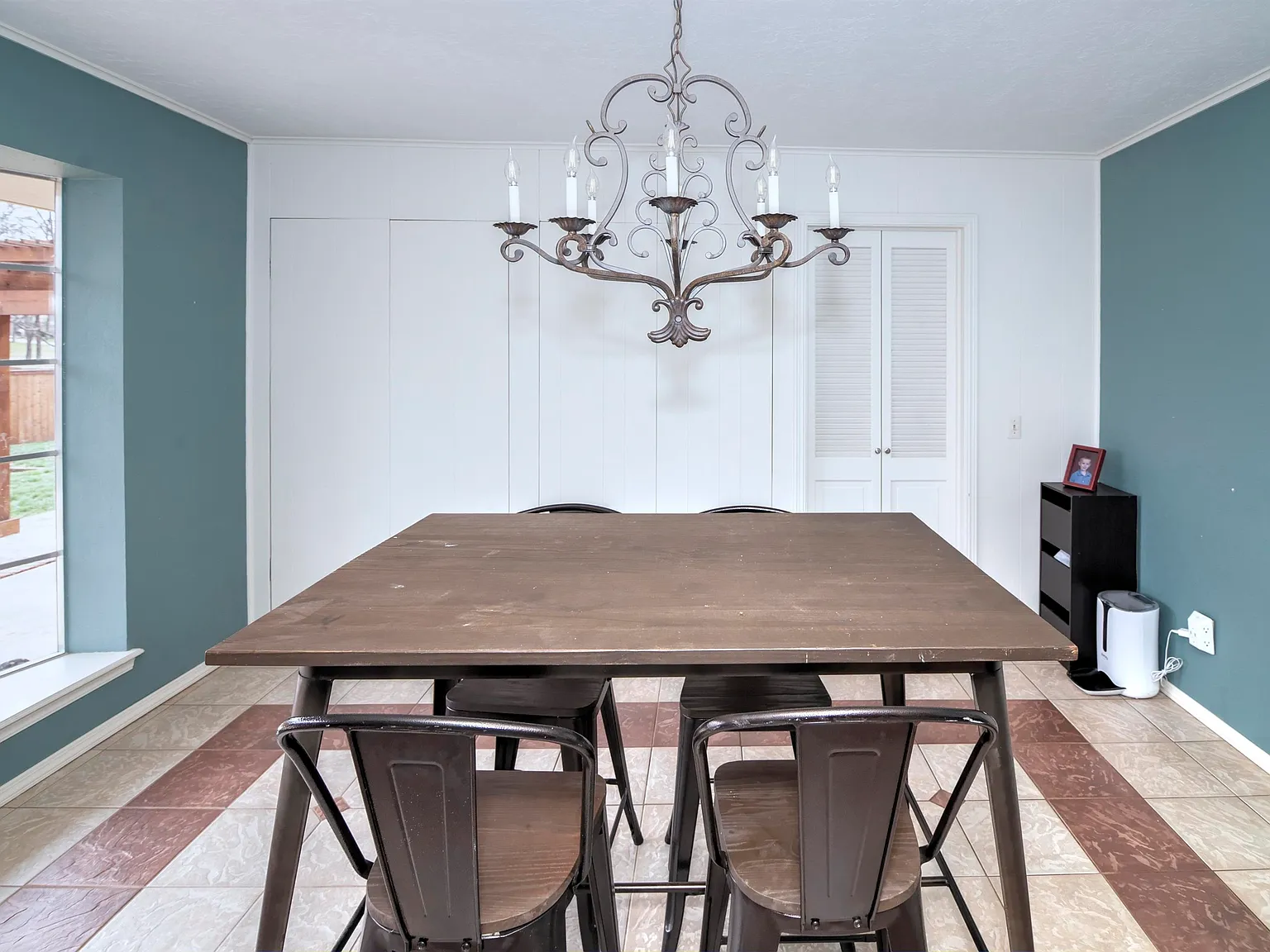 3 bed, 2.5 bath, 2712 sqft, $2,200 — Photo 4