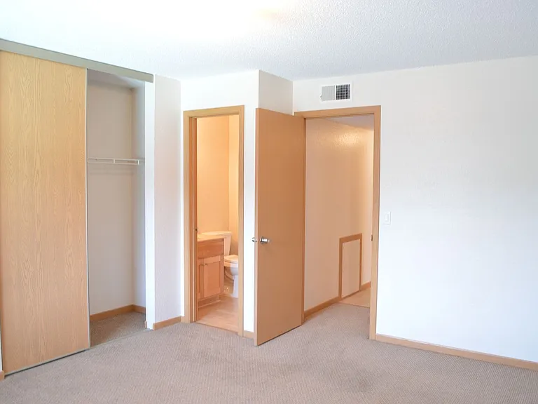 Larpenteur Estates Apartments — Photo 94