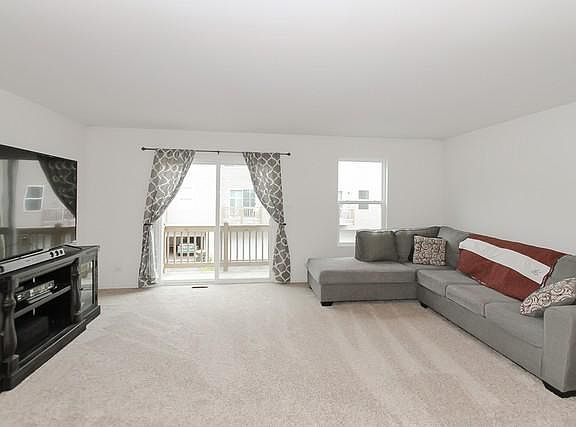 4th image of 2424 Aurora Dr