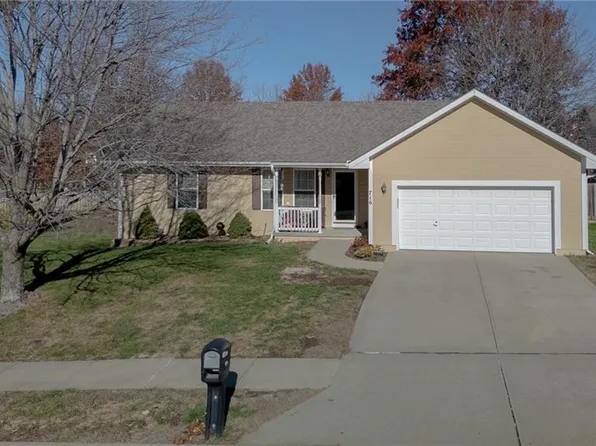 716 E 15th St, Kearney, MO 64060