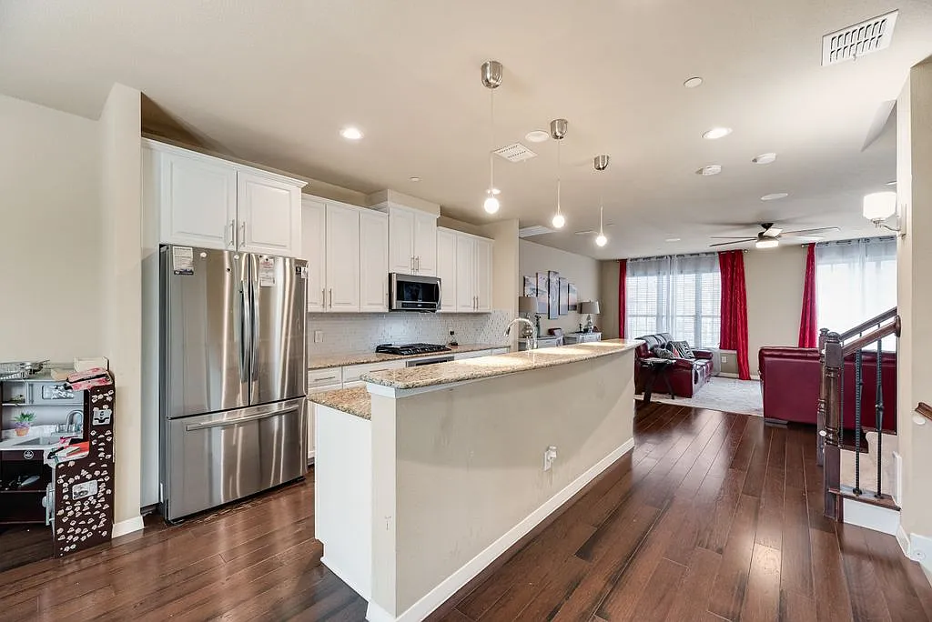 4 bed, 2509 sqft, $3,045 — Photo 2