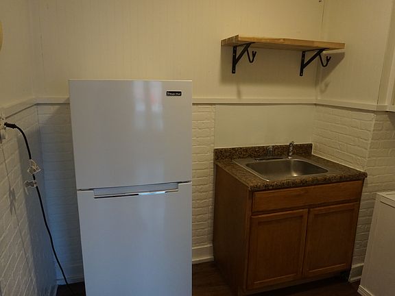 5th image of 496 Elmwood Ave APT 10