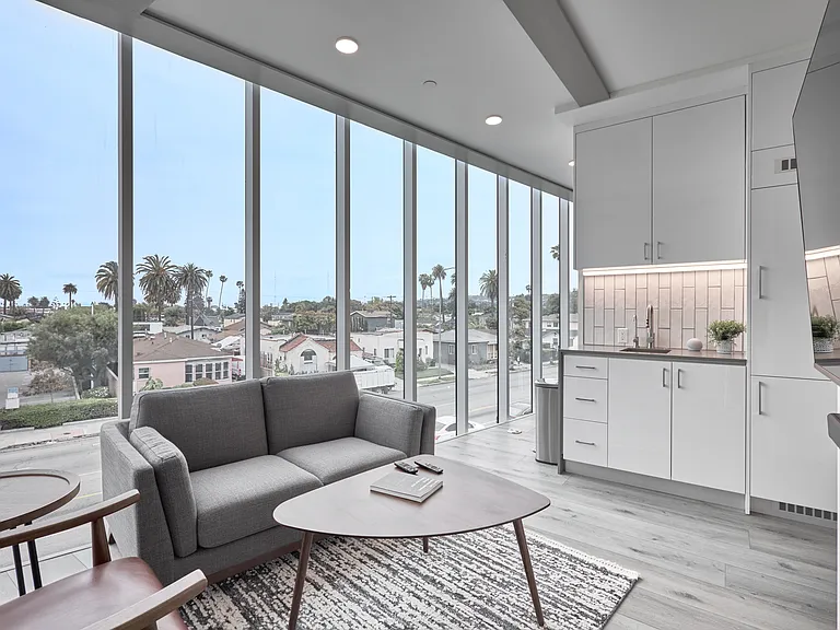 2929 S La Brea Ave — Photo 32