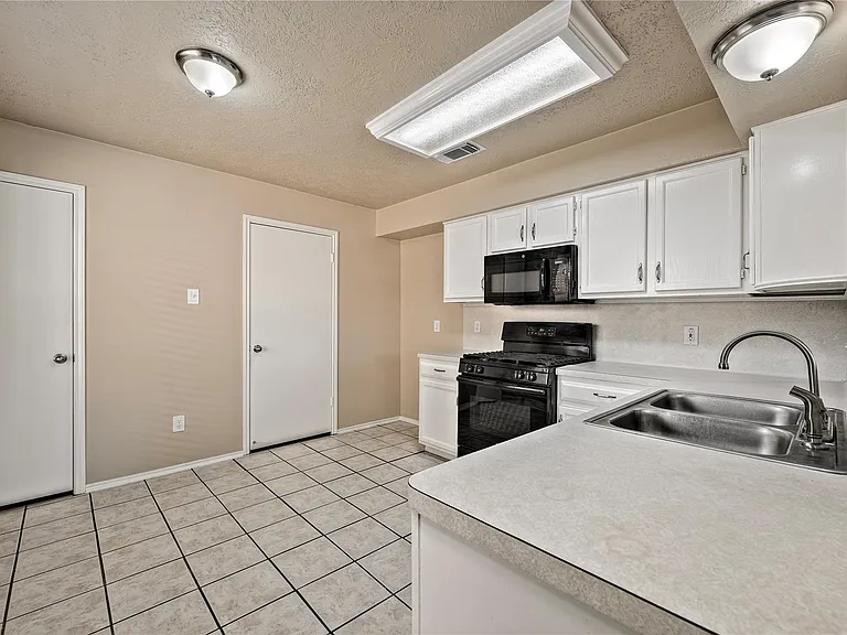 2627 Autumn Springs Ln — Photo 7