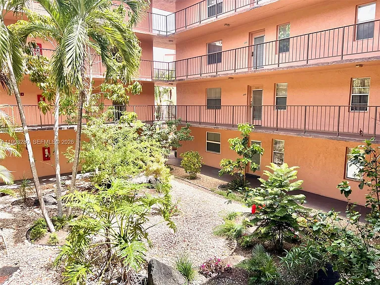 2841 Somerset Dr #215 — Photo 40