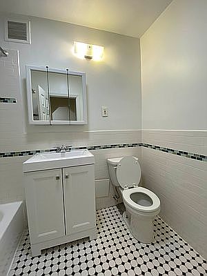 3rd image of 200 E 119th St APT 1c