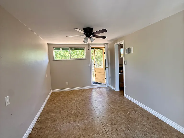 Greenview Ln — Photo 1