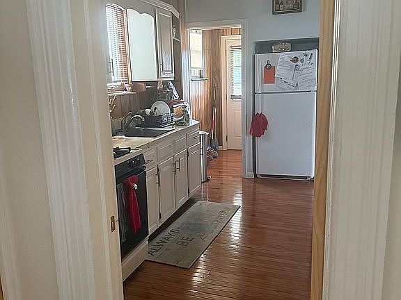 4th image of 22 Devine St