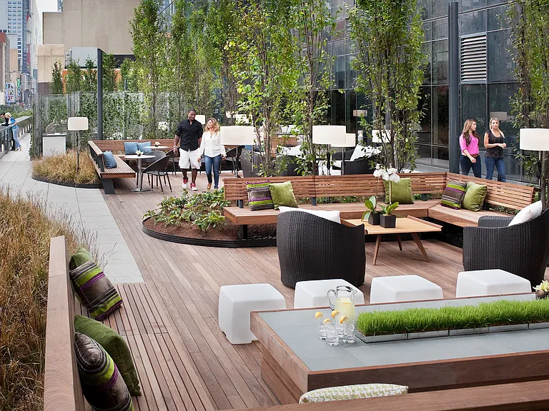 450 W 42nd St — Photo 15