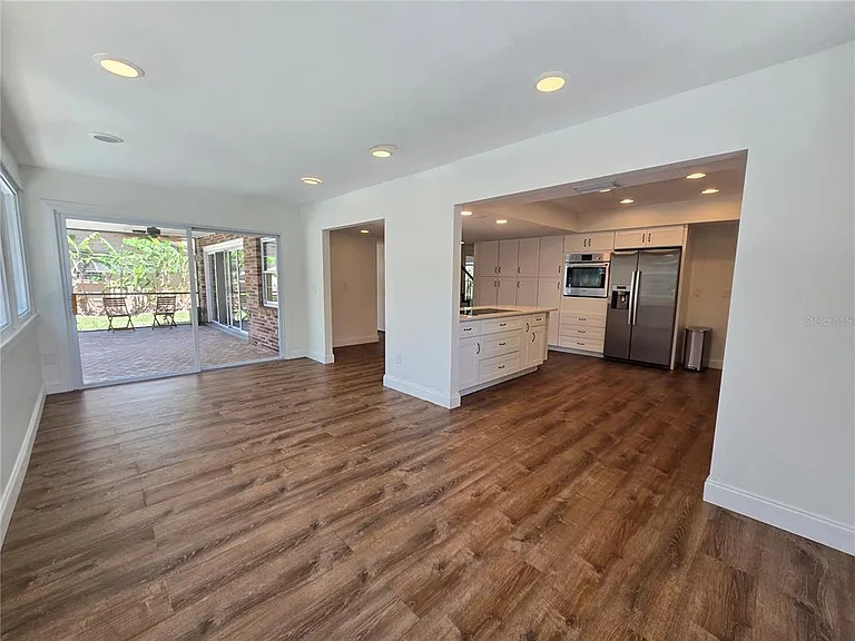 300 Cypress Creek Cir — Photo 9