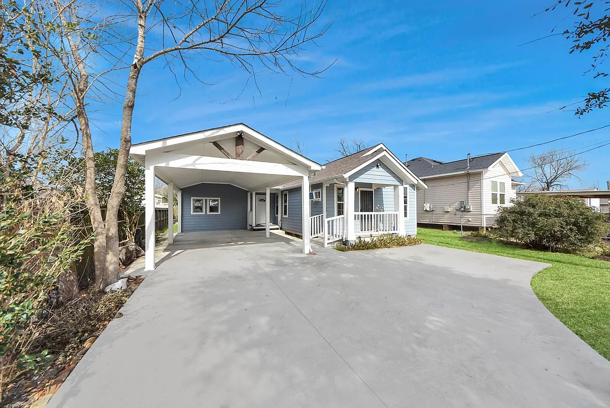 Building Photo - 215 E Saint Charles Dr